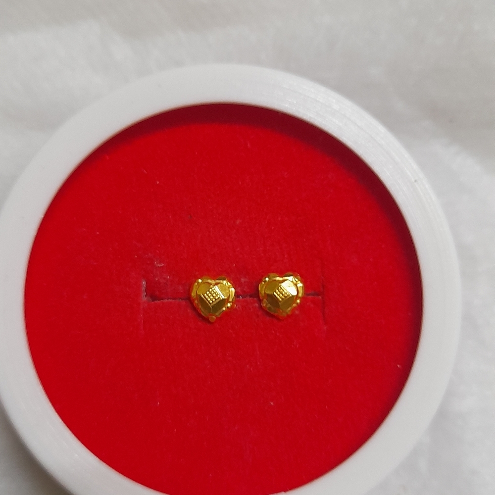 Beautiful new 😍 heart ❤️ shape studs - Picture 4 of 11